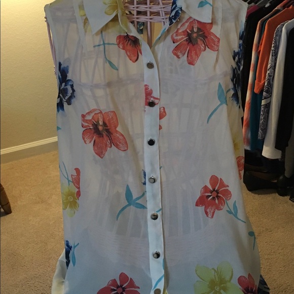 Cato Tops - Cato’s Sheer sleeveless button down blouse
